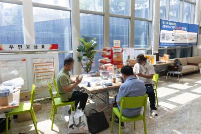 기념우표 스탬프 작업하는 우표 수집가들