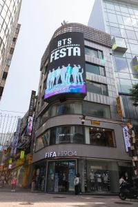 명동거리에 송출되는 방탄소년단 데뷔 10주년 옥외 광고