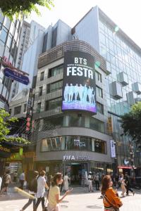 명동거리에 송출되는 방탄소년단 데뷔 10주년 옥외 광고