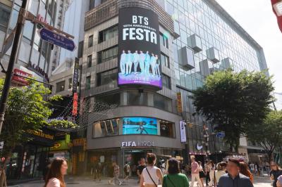 명동거리에 송출되는 방탄소년단 데뷔 10주년 옥외 광고