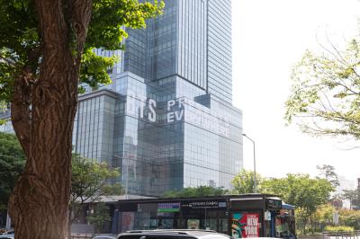 용산 하이브 사옥 외벽에 부착된 대형 스티커