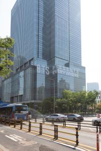 용산 하이브 사옥 외벽에 부착된 대형 스티커