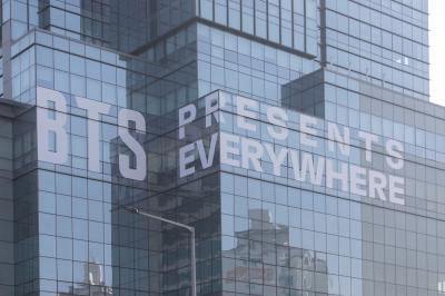 용산 하이브 사옥 외벽에 부착된 대형 스티커