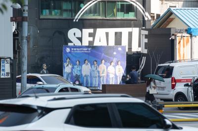 용산 하이브 사옥 인근 카페에 설치된 방탄소년단 데뷔 10주년 홍보물