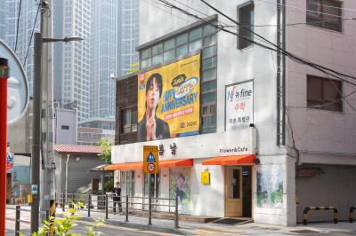 용산 하이브 사옥 인근 카페에 설치된 방탄소년단 데뷔 10주년 축하 현수막