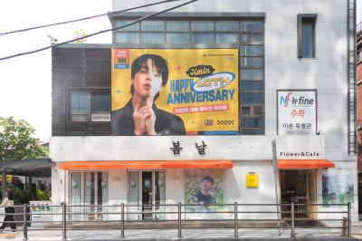 용산 하이브 사옥 인근 카페에 설치된 방탄소년단 데뷔 10주년 축하 현수막