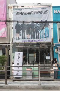 용산 하이브 사옥 인근 카페에 설치된 방탄소년단 데뷔 10주년 축하 현수막