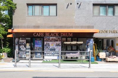 용산 하이브 사옥 인근 카페에 설치된 방탄소년단 데뷔 10주년 홍보물