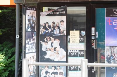 용산 하이브 사옥 인근 카페에 설치된 방탄소년단 데뷔 10주년 축하 현수막