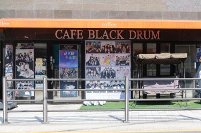 용산 하이브 사옥 인근 카페에 설치된 방탄소년단 데뷔 10주년 홍보물