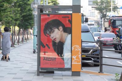 용산 하이브 사옥 앞 택시 승차장에 설치된 방탄소년단 데뷔 10주년 홍보물