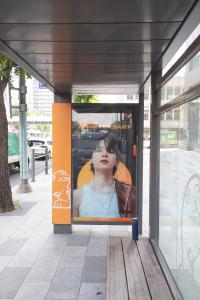 용산 하이브 사옥 앞 택시 승차장에 설치된 방탄소년단 데뷔 10주년 홍보물