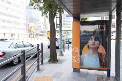 용산 하이브 사옥 앞 택시 승차장에 설치된 방탄소년단 데뷔 10주년 홍보물