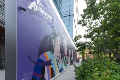 용산 하이브 사옥 외벽에 그려진 방탄소년단 데뷔 10주년 벽화