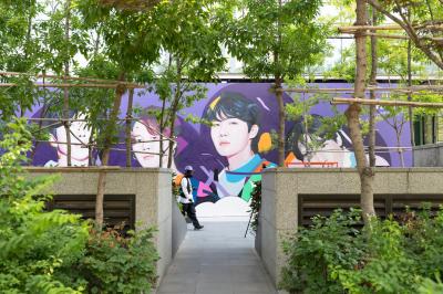 용산 하이브 사옥 외벽에 그려진 방탄소년단 데뷔 10주년 벽화