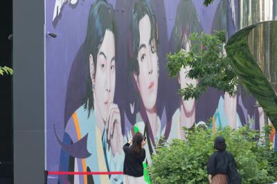 방탄소년단 데뷔 10주년 벽화를 촬영하는 시민
