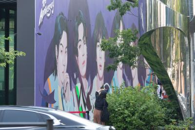 방탄소년단 데뷔 10주년 벽화를 촬영하는 시민