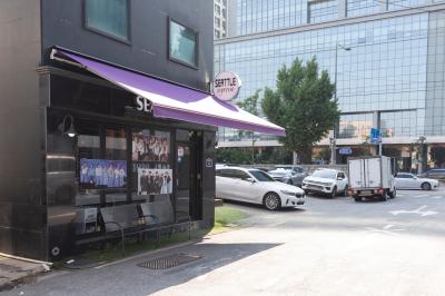 용산 하이브 사옥 인근 카페 모습