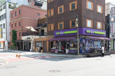 용산 하이브 사옥 앞 편의점 모습