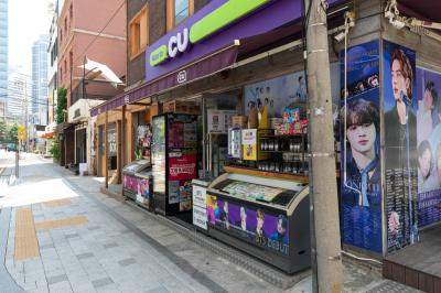 용산 하이브 사옥 앞 편의점에 설치된 방탄소년단 데뷔 10주년 홍보물
