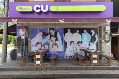 용산 하이브 사옥 앞 편의점에 설치된 방탄소년단 데뷔 10주년 홍보물