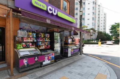 용산 하이브 사옥 앞 편의점 모습