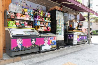 용산 하이브 사옥 앞 편의점 입구에 설치된 방탄소년단 데뷔 10주년 홍보물