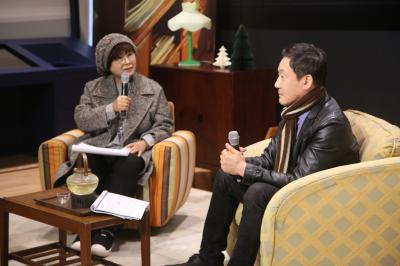 구술 인터뷰 중인 박미아 교수와 김인우 배우