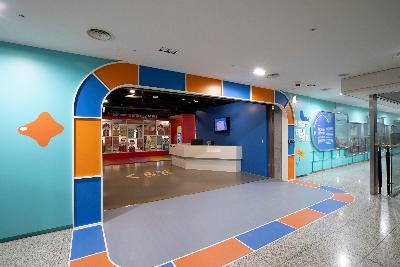 <말랑말랑 현대사 놀이터> 전시실 입구 파사드