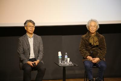 질의 응답 중인 진용선 관장과 이동순 명예교수