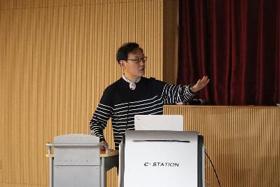 발표 중인 염복규 교수